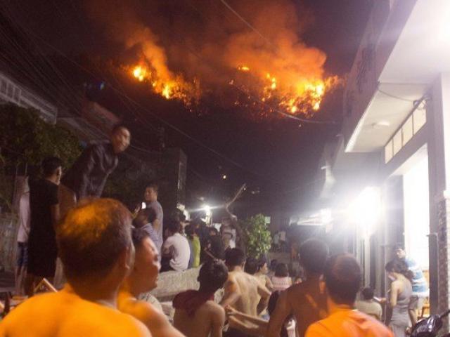 Tin tức trong ngày - Cháy dữ dội trên núi Bà Hỏa, cả thành phố Quy Nhơn náo loạn