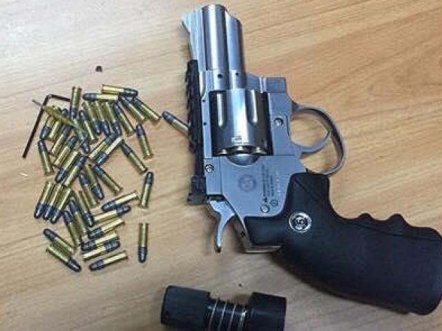 Pháp luật - Dùng súng đồ chơi dọa bắt giữ đối tác viết giấy nợ