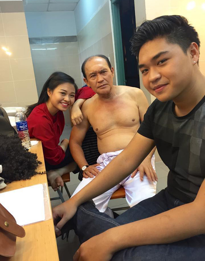 Duy Phương chụp ảnh cùng 2 con chung với Lê Giang, là Lê Lộc và Duy Phước.