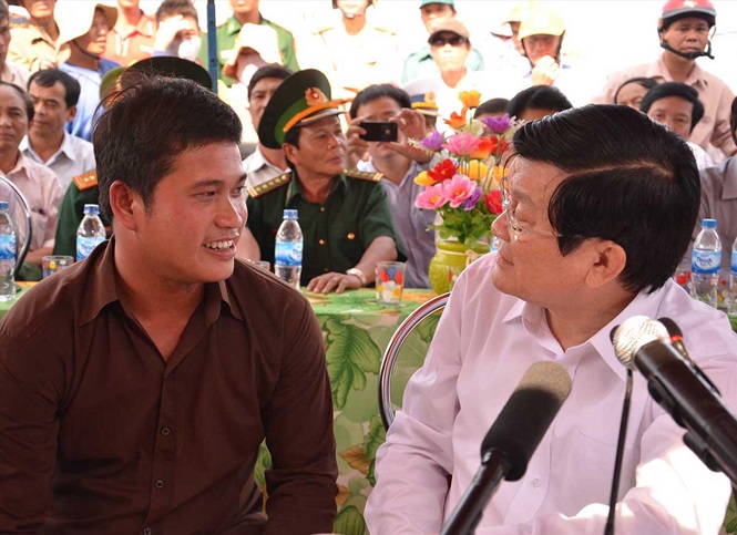 Chủ tịch nước Trương Tấn Sang trong chuyến thăm và làm việc tại Lý Sơn ngày 15/4/2013 đã trò chuyện, động viên thuyền trưởng Bùi Văn Phải.&nbsp; ảnh: Lê Văn Chương&nbsp;