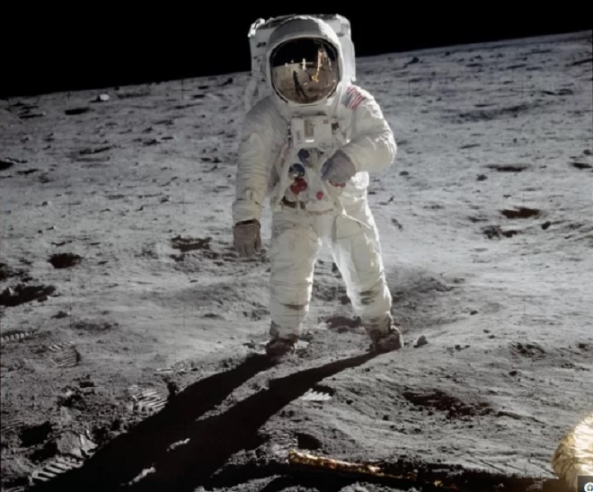 Bức ảnh phục dựng cảnh phi hành gia Mỹ dạo bước trên Mặt trăng ngày 20.6.1969.