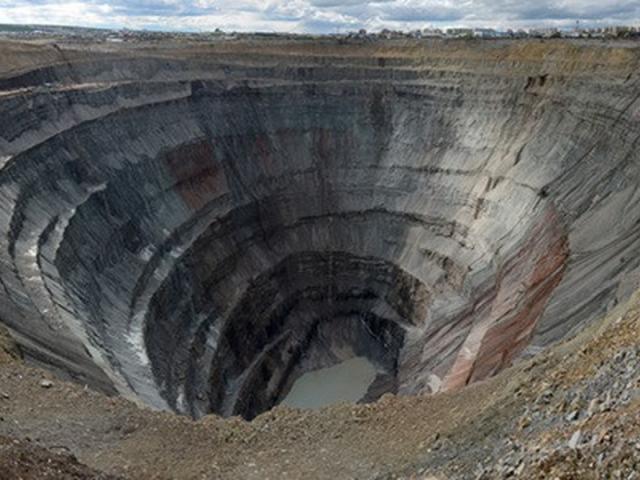 Khám phá mỏ khai thác kim cương khổng lồ trông như ”hố tử thần”