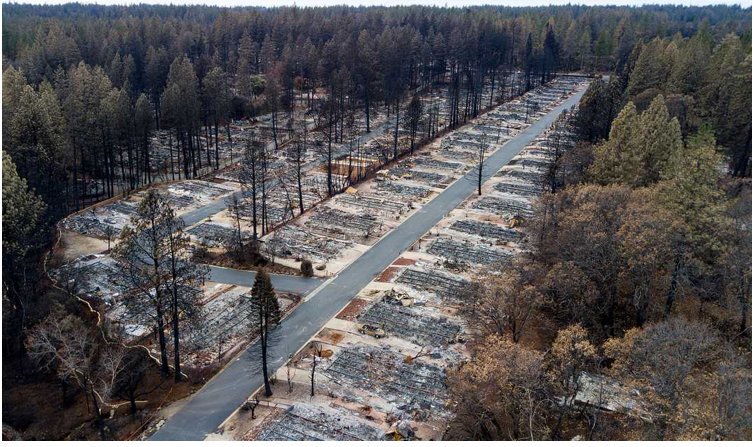 Vụ cháy rừng lịch sử tại California đã khiến 1 thị trấn bốc hơi 90% dân số của mình (Ảnh: USA Today)
