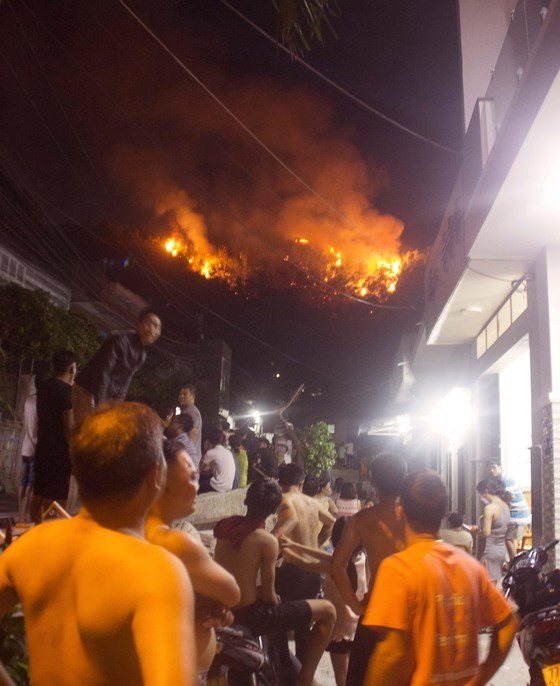 Đám cháy khiến người dân nhiều khu vực trong thành phố náo loạn