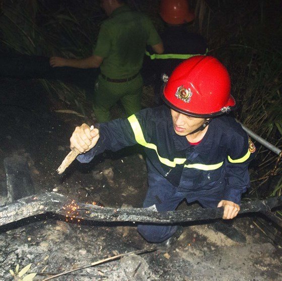 Đến rạng sáng ngày 13/7, đám cháy cơ bản được khống chế