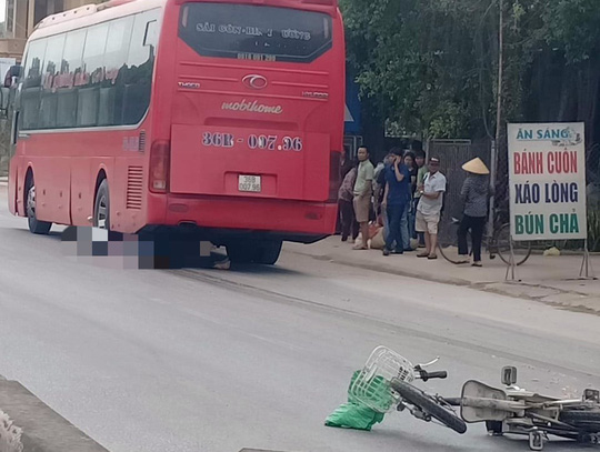 Hiện trường vụ tai nạn giao thông khiến cụ ông 80 tuổi bị xe khách cán chết tại chỗ