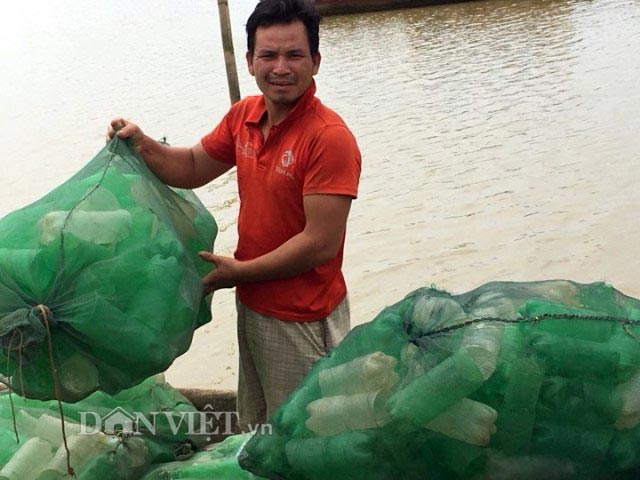 Chai nhựa được dùng để bẫy cáy lông. Ảnh: Vũ Thượng.