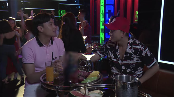 "Hợp đồng của chúng tao chỉ có 2 năm, sau 2 năm mày có quyền chiến. Thư nói với tao mọi thứ đều có thể thay đổi". Ngay lập tức, Dũng đã cảnh cáo Vũ: "Có không giữ, mất đừng tìm".