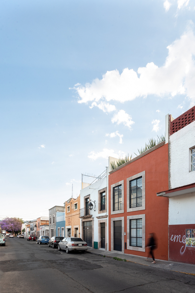 Các ngôi nhà xung quanh cũng sặc sỡ sắc màu, mang đặc trưng của vùng đất Mexico…