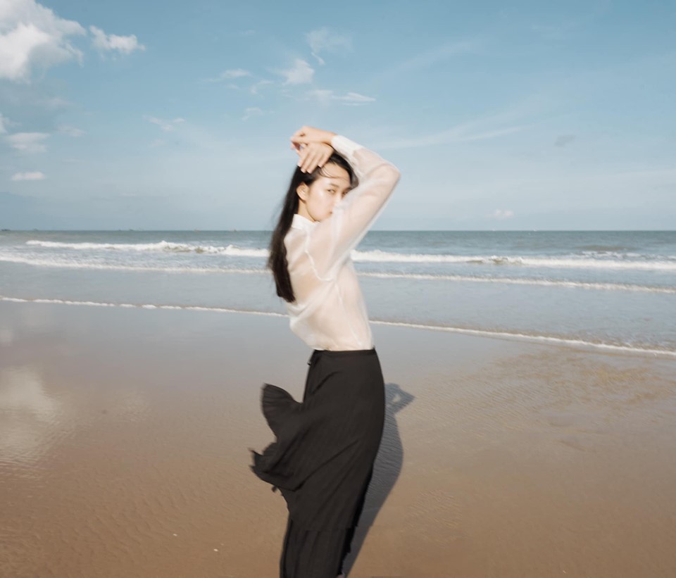 Người mẫu chụp ảnh thời trang với áo ướt: Phô trương quá đà? - 2