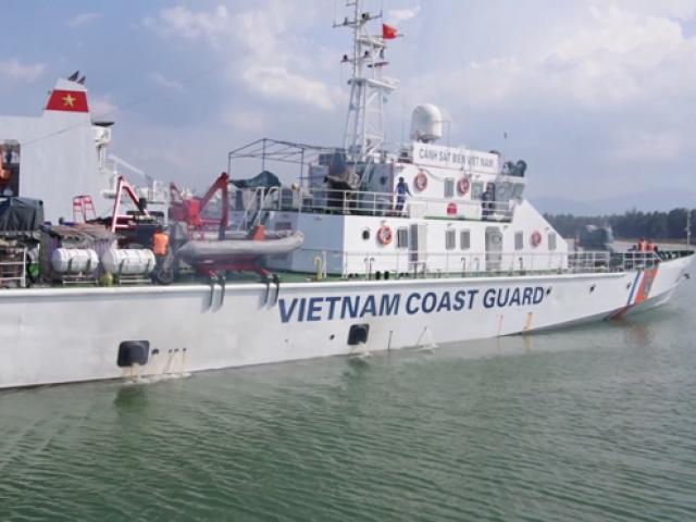 Tàu Cảnh sát biển đang vượt sóng ra Hoàng Sa cứu 6 ngư dân gặp nạn