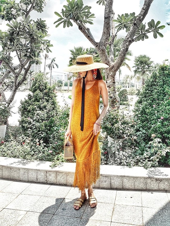 Giống bà xã Tuấn Hưng, những mẫu váy dáng suông cũng được Lan Khuê chọn mặc. Cô chọn màu vàng bắt mắt, không quên mix &amp;match ấn tượng với mũ vành tròn, túi cói và dép mang đậm cảm hứng mùa hè.