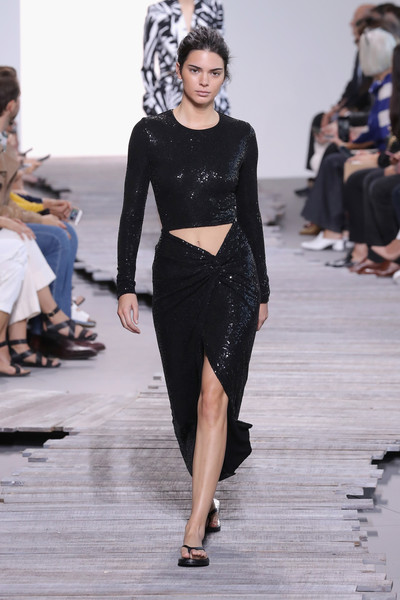 Đôi dép tông từng xuất hiện tại sàn diễn của Michael Kor năm ngoái nhưng không đạt được hiệu ứng như kỳ vọng.