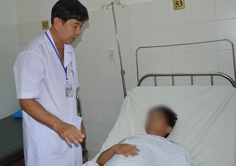 BS. Nguyễn Phước Lộc, Trưởng Khoa Ngoại niệu, Bệnh viện Đa khoa TW Cần Thơ thăm khám cho bệnh nhân M sau ca phẫu thuật nối lại dương vật bị đứt lìa.