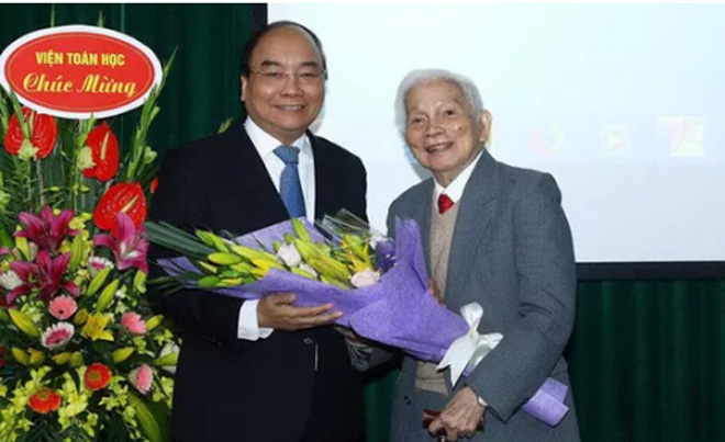 Thủ tướng Nguyễn Xuân Phúc chúc mừng sinh nhật lần thứ 90 của GS Hoàng Tụy - Ảnh: Quang Hiếu