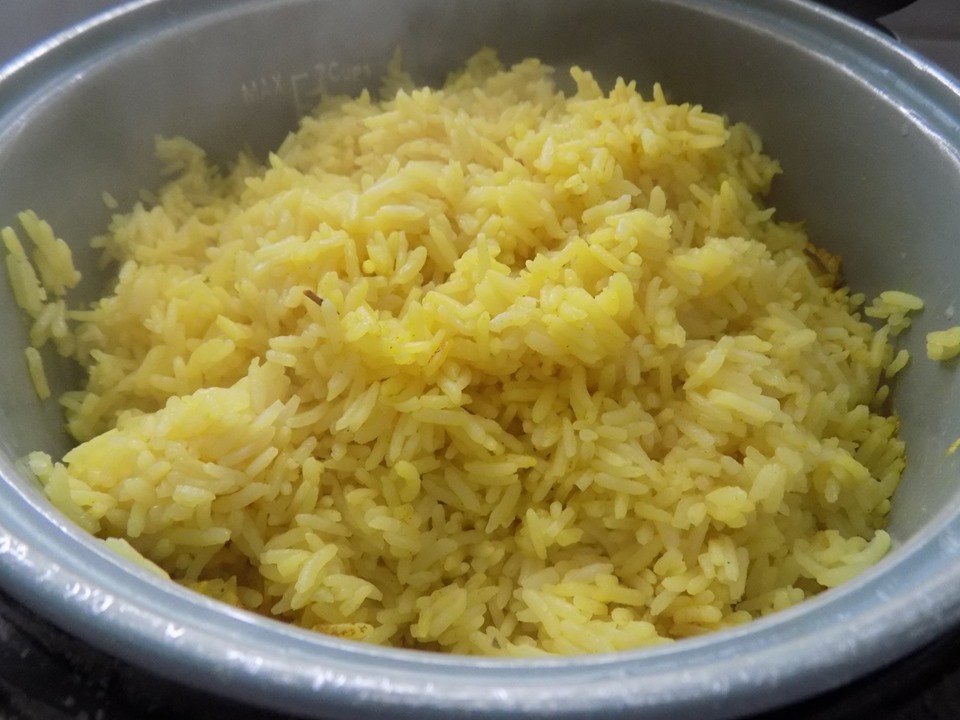 Bước 1: Gạo vo sạch cho vào nồi cùng với 2/3 bột nghệ + bột nêm và dầu. Đổ nước như nấu cơm bình thường.&nbsp;Cắm điện và chờ chín, cơm chín thì xới cơm.