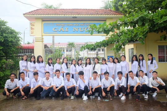 Duy chụp hình lưu niệm cùng tập thể lớp