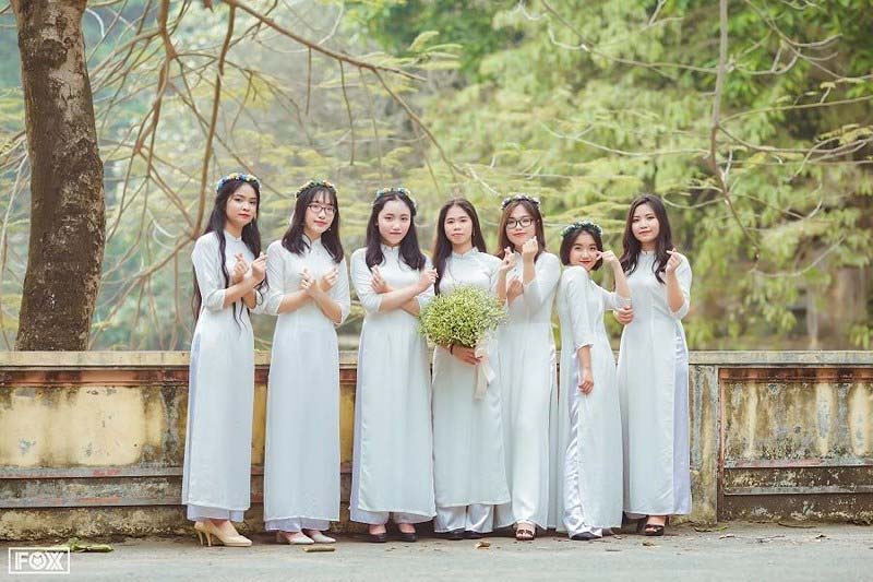 Thu Hà (thứ&nbsp; 3 từ trái sang) và những người bạn