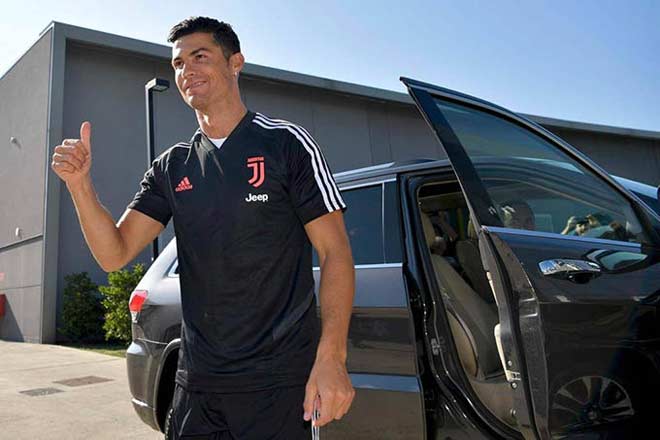 Fan Juventus phấn khích chào đón Ronaldo trở lại