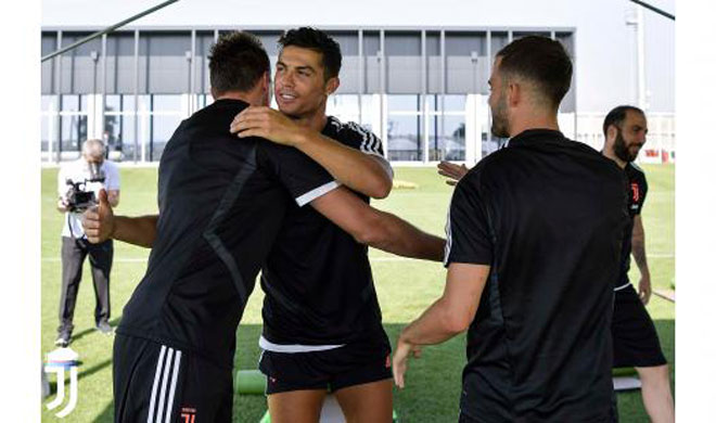 Ronaldo hội quân Juventus: Tập sung mãn khoe bắp đùi khủng, fan phát cuồng - 4