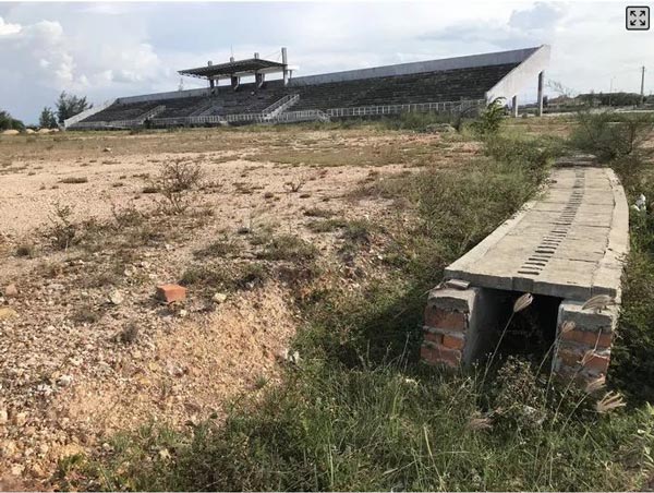 Sân vận động dở dang dù đã giải ngân 18/20 tỉ đồng.