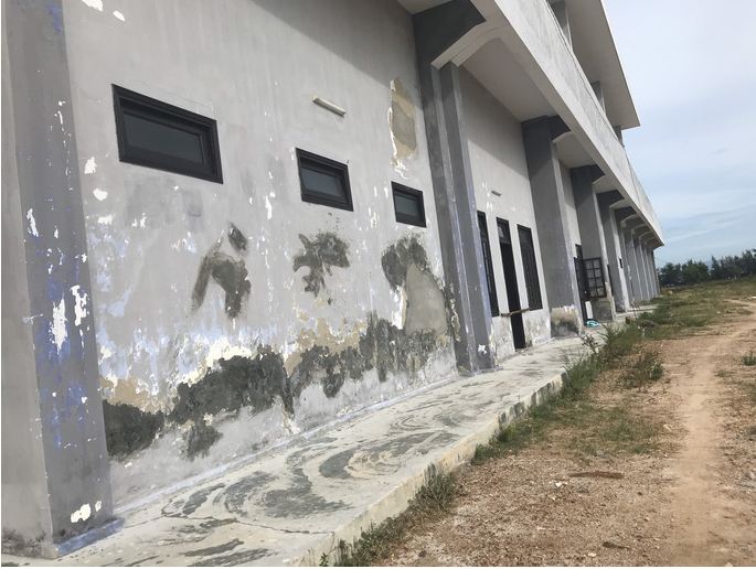 Bức tường phía sau vá víu dù công trình chưa đưa vào sử dụng.