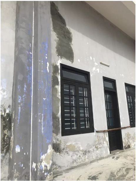 Tường hư hỏng phải sửa chữa loang lổ.