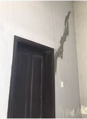 Tường ở cửa bị nứt.