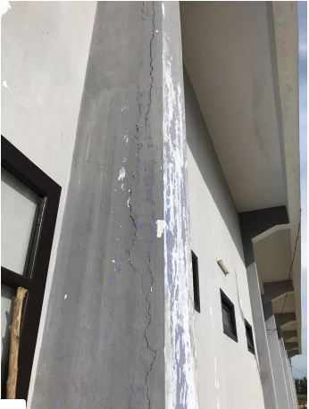 Đường nứt ở trụ.