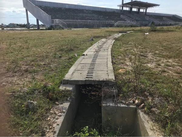 Hệ thống thoát nước bao quanh sân bóng.