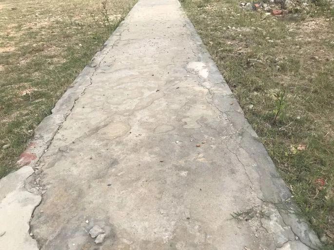 Đường chạy diện tích 8.000 m2 bong tróc.