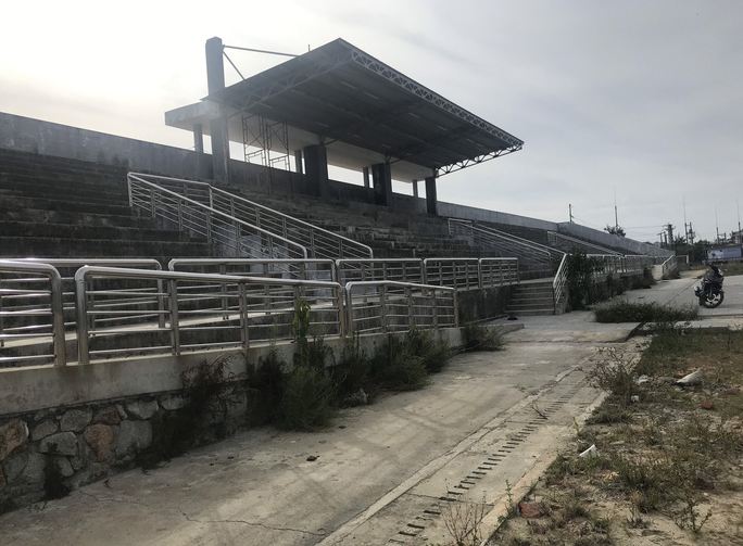 Khán đài nằm lẻ loi.