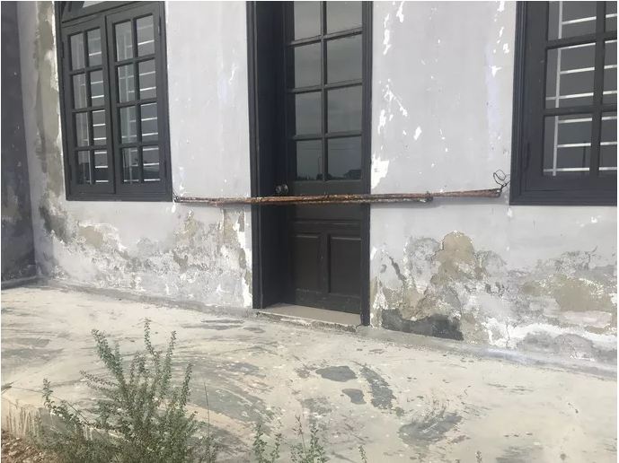 Cửa hư hỏng phải giằng buộc bằng thanh sắt.