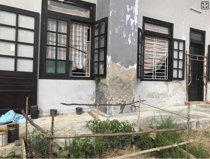 Tường bong tróc.