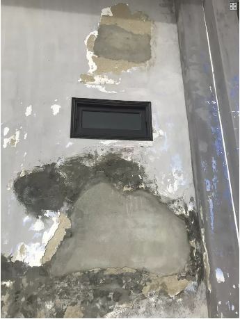 Bức tường phía sau khán đài vá víu.