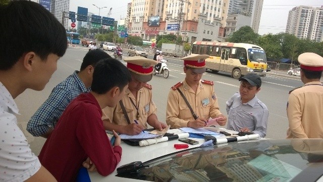 Nếu quá thời hạn giải quyết, người vi phạm có xuất trình được giấy tờ xe cũng sẽ bị phạt lỗi không có giấy tờ - Ảnh minh họa
