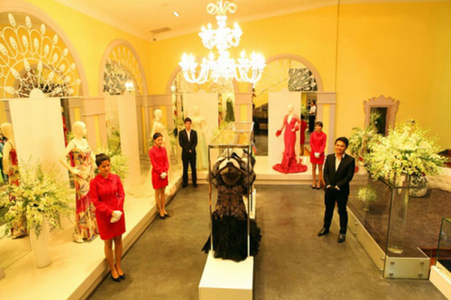 Ngoài ra Lý Nhã Kỳ còn sở hữu cửa hàng thời trang cao cấp nằm ở vị trí đắc địa tại Sài Gòn.