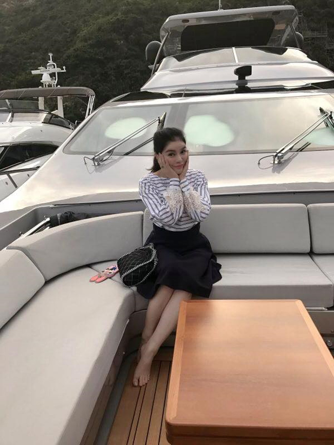 Lý Nhã Kỳ bật mí ngoài khoản tiền 10.000 USD cho lương ê-kíp mỗi tháng, hằng năm cô phải bảo trì du thuyền ở Hồng Kông khoảng 250.000 USD.
