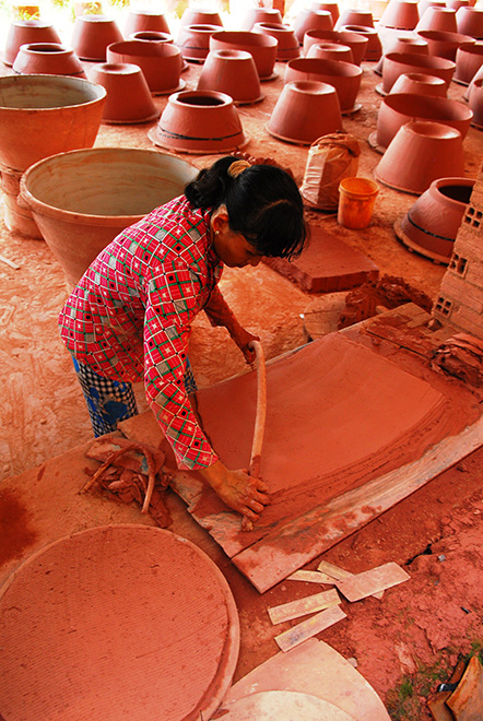  Lò lu Đại Hưng có lịch sử gần 160 năm, người chủ sáng lập đầu tiên vào khoảng thế kỷ 17-18. Lò lu Đại Hưng đã trải qua nhiều thăng trầm, với nhiều đời chủ. Có những quãng thời gian khó khăn lò lu Đại Hưng tưởng như phải đóng cửa ngừng sản xuất vì bị cho rằng gây ô nhiễm môi trường nhưng sau đó được giữ lại với quan điểm bảo tồn nghề truyền thống.