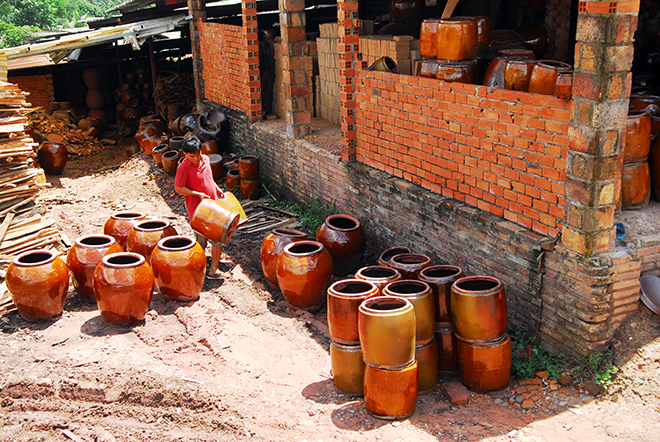 Lu, khạp sau khi nung xong phải đợi lò nguội mới tập kết ra bên ngoài. “Nhìn thì nó đơn giản vậy nhưng để làm được một cái lu hoàn cảnh, có độ bền cao, không bị nứt sau khi nung thì đòi hỏi phải có kỹ thuật và cái tâm của người làm nghề”, nam công nhân lò lu Đại Hưng chia sẻ.