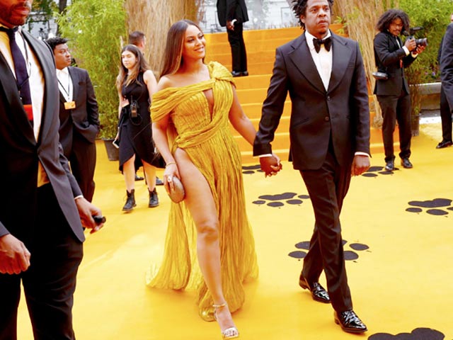 Hot: Beyonce mặc váy xẻ hông của NTK Công Trí dự công chiếu Vua Sư Tử