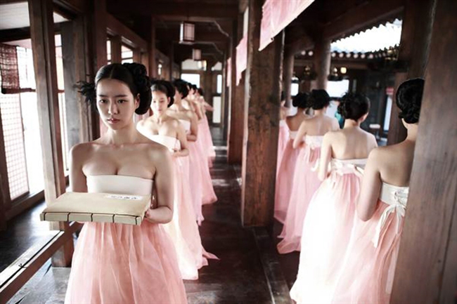 Trong phim, hàng chục mỹ nữ được tuyển vào cung và phải mặc kiểu hanbok chỉ có áo lót trong.