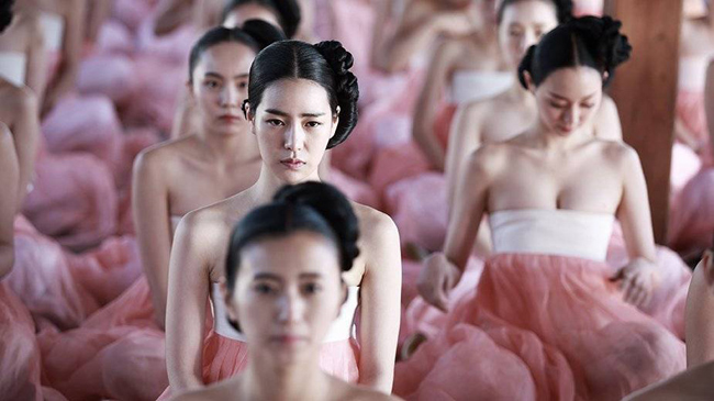 Trong phim, Lim Ji Yeon nổi bật trong dàn mỹ nữ tiến cung, có sẵn mục tiêu khi muốn tiếp cận nhà vua.