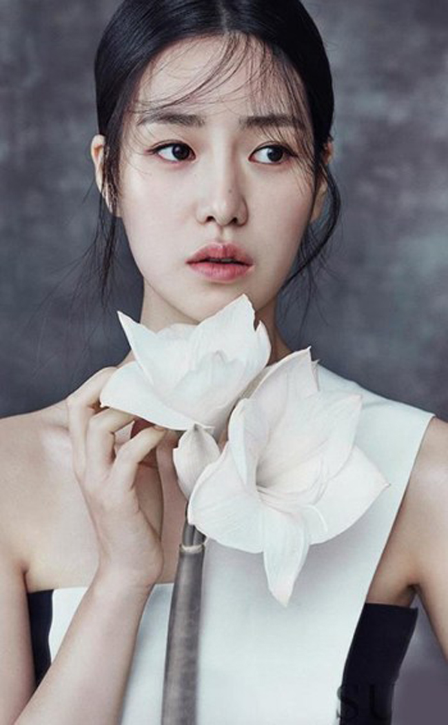 Lim Ji Yeon tham gia 4 phim điện ảnh, 6 phim truyền hình và đạt nhiều giải thưởng Nữ diễn viên xuất sắc &#40;phim Blow Breeze&#41;, giải Ngôi sao mới &#40;phim High Society, phim Obsessed&#41;.
