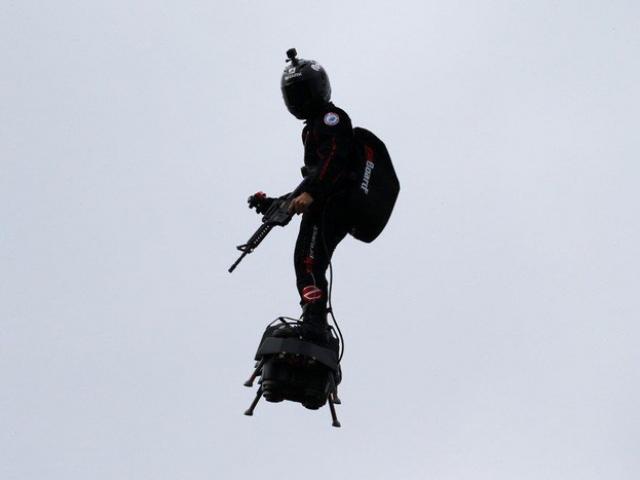 Media - "Người bay" xuất hiện trong lễ diễu binh kỷ niệm ngày Quốc khánh Pháp