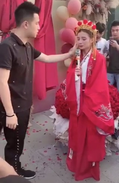 Mặc trang phục cô dâu tỏ tình bạn thân 9 năm, cô gái bị từ chối phũ - 2