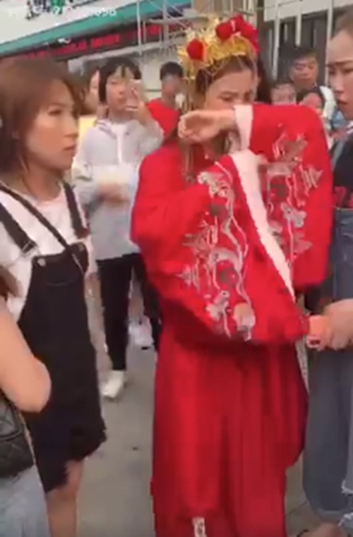 Mặc trang phục cô dâu tỏ tình bạn thân 9 năm, cô gái bị từ chối phũ - 4