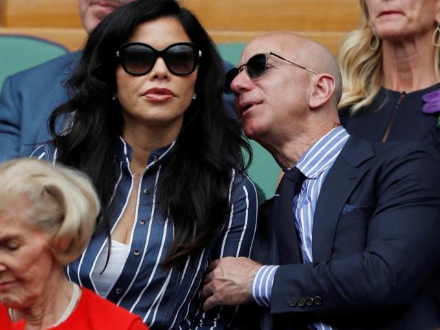 Thế giới - Tỷ phú giàu nhất thế giới lần đầu công khai xuất hiện cùng bạn gái