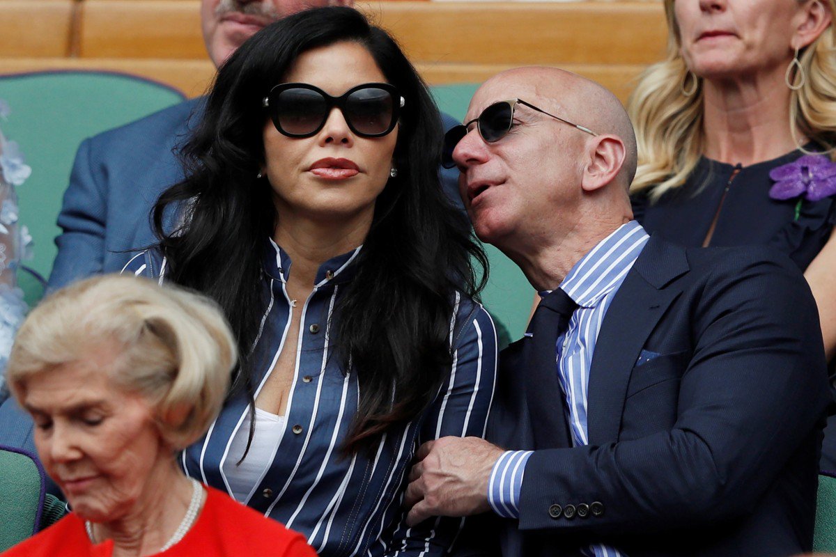 Tỷ phú giàu nhất thế giới Jeff Bezos thoải mái xuất hiện cùng bạn gái tin đồn.