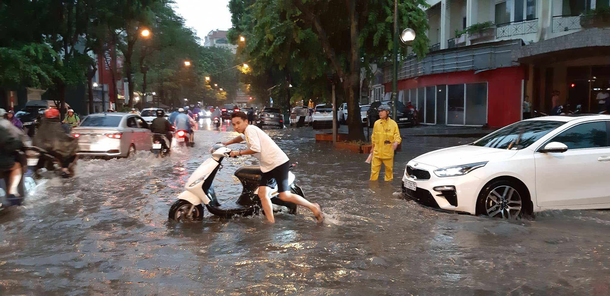 Ngã tư Phan Bội Châu – Lý Thường Kiệt (quận Hoàn Kiếm) cũng bị ngập úng cục bộ sau trận mưa lớn. Các nhân viên của xí nghiệp thoát nước phải túc trực để tiêu nước. Ảnh Lê Phú.